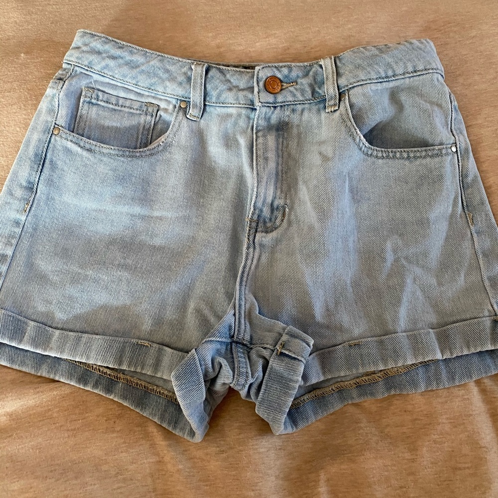Light wash mom shorts